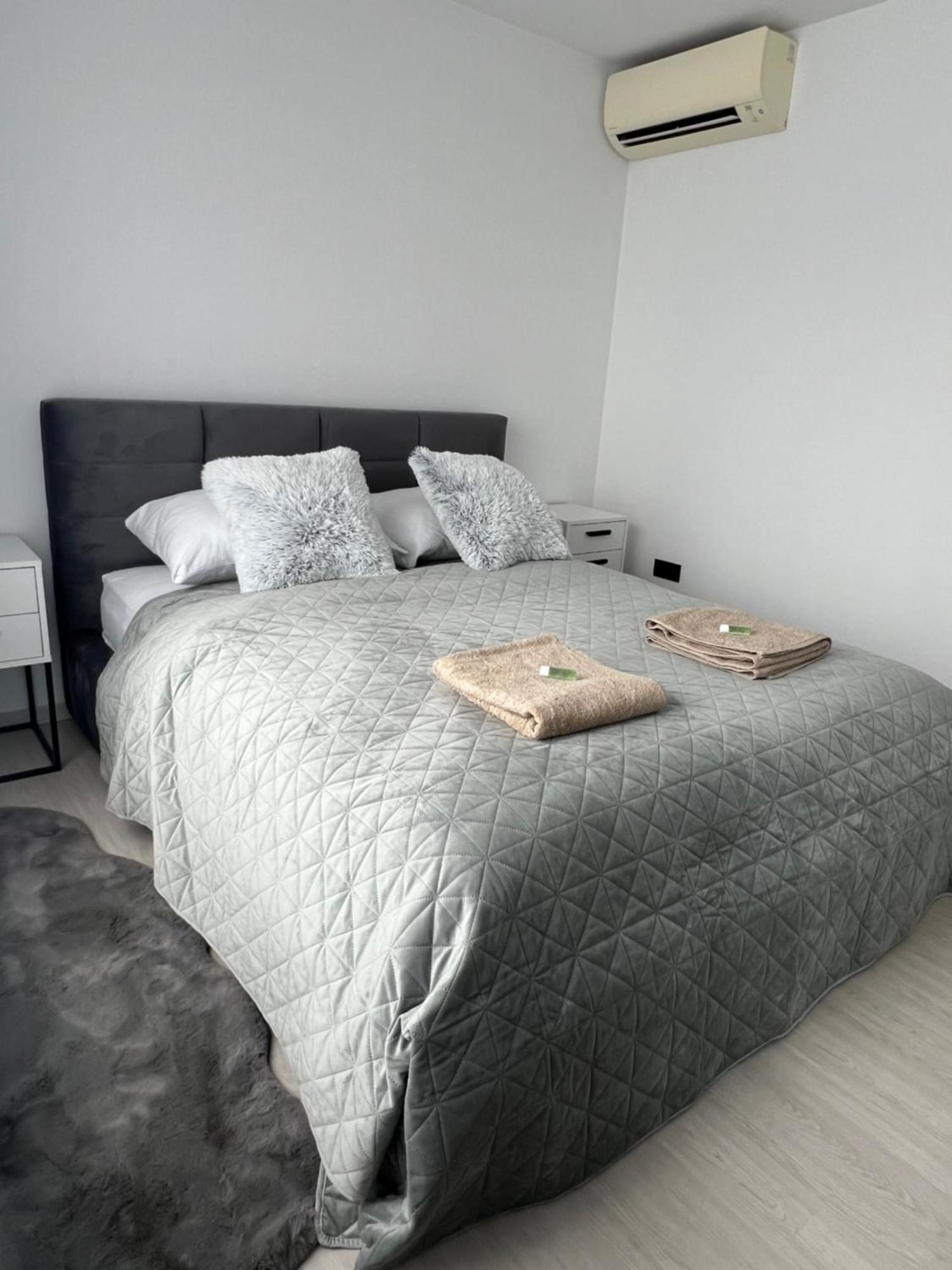 Skau Piano Family & Business Apartment Free Parking Bratislava Buitenkant foto