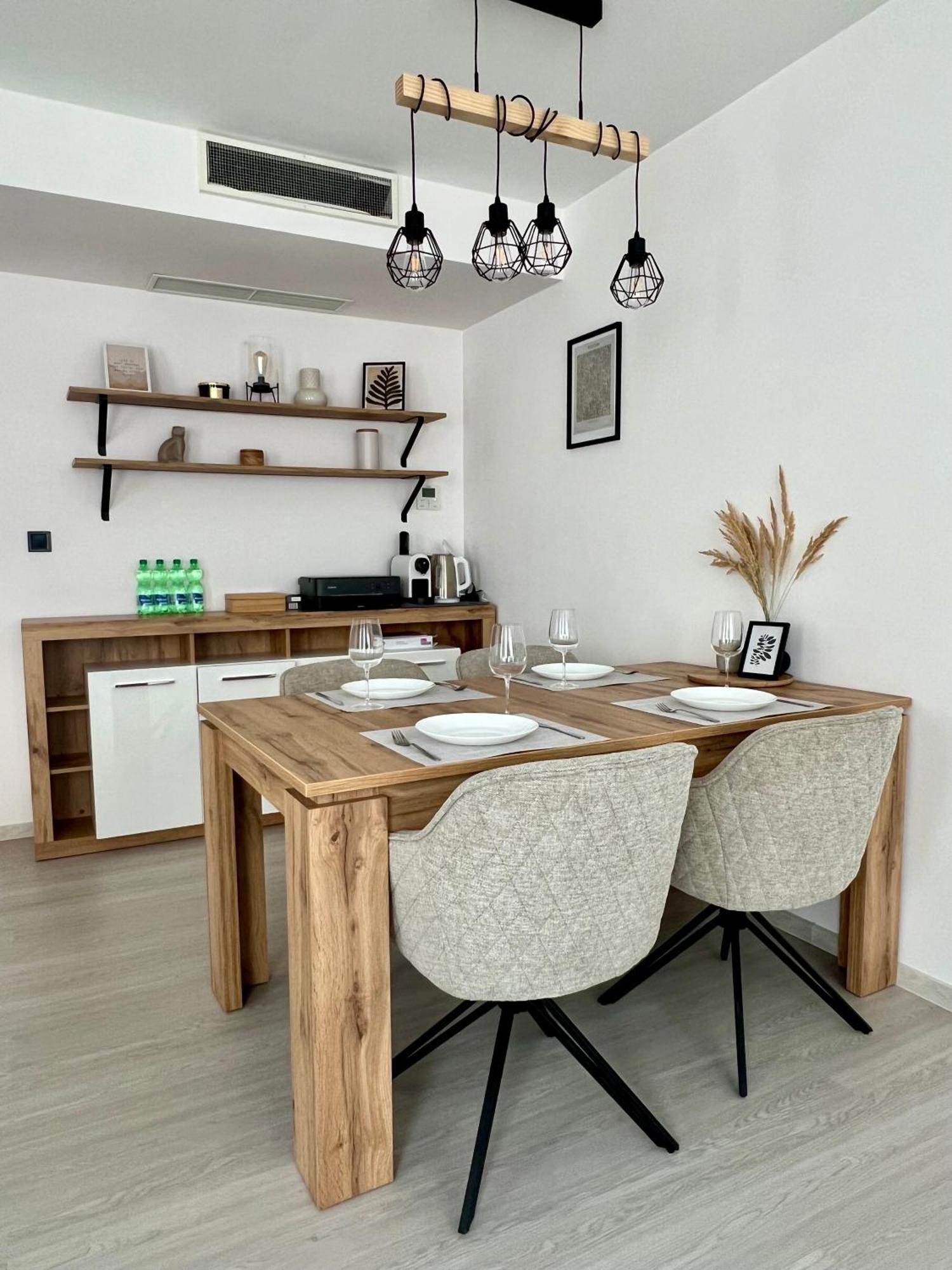 Skau Piano Family & Business Apartment Free Parking Bratislava Buitenkant foto